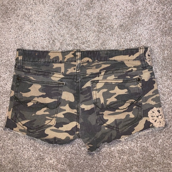 Mudd Juniors Green & Cream Camo shorts size 9 - Picture 8 of 9